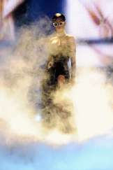 Rihanna rocks Catwalk at Victoria's Secret Fashion Show 2012 [Photos] 009