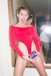 Miley Cyrus Goes Completely Topless In Controversial Naked Photoshoot-15